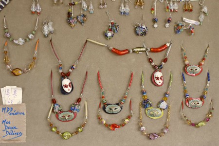 Masques sur cuir et motifs en verre soufflé Murano et collier cuir. BO murano